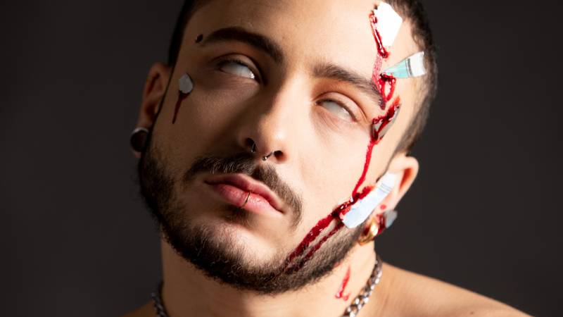 shooting photo MUA effets spéciaux en studio à Lyon 2 avec modele homme couvert de faux sang et de débris de verre
